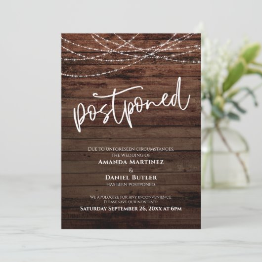 Rustisch hout met een uitgestelde huwelijkskaart kaart (Staand voorkant)