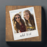 Rustisch hout met  vierkant fotolijst fotoplaat<br><div class="desc">Een en trendy ontwerp met een retro grens van het afbeelding die u uw favoriete selfie of portret van een vriend kunt toevoegen. Gebruik een vierkante foto om een uniek en persoonlijk geschenk te creëer of houd de hipsterpuppy en maak een trendy keepslag. Als u de afbeeldingen moet aanpassen, klik...</div>