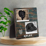Rustisch hout met warmtekoppeling Foto's Fotoplaat<br><div class="desc">Rustic Wood met Heart Pet Dog Foto Collage plaque. Dit douaneplek heeft 2 foto's en naam op een rustige donkere houtachtergrond. De achtergrond heeft een wit krabbelhart en witte vlekken. Pas de plaque aan met uw hond of een andere huisfoto en naam.</div>
