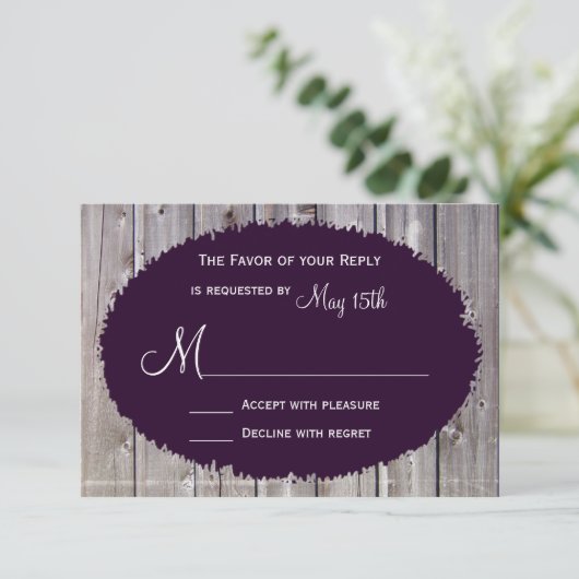Rustisch land Barn Wood Paars Wedding RSVP (Staand voorkant)