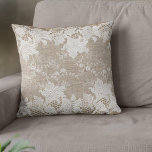 Rustisch land:  beige burlap en witte kant kussen<br><div class="desc">Rustische  traditionele landboerderij-stijl decoratief accent kussen op beige faux burlap met een mooie witte transparante kant met een bloempatroon en grenzen.</div>