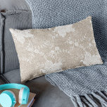Rustisch land:  beige burlap en witte kant kussen<br><div class="desc">Rustische  traditionele boerderij-stijl lumbar kussen op beige faux-puree met een mooie witte,  transparante kant met een bloempatroon.</div>