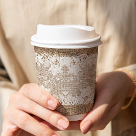 Rustisch land: beige burlap en witte kant papieren bekers