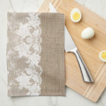 Rustisch land:  beige burlap en witte kant theedoek<br><div class="desc">Rustische  keukenhanddoek in de traditionele landelijke keuken op beige faux burlap met een mooie witte,  transparante kant met een bloemenpatroon en grenzen.</div>