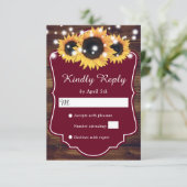 Rustisch land Burgundy Wood Sunflower Wedding RSVP Kaartje (Staand voorkant)