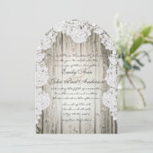 Rustisch land Faux Lace Barn Wood Wedding Kaart (Staand voorkant)