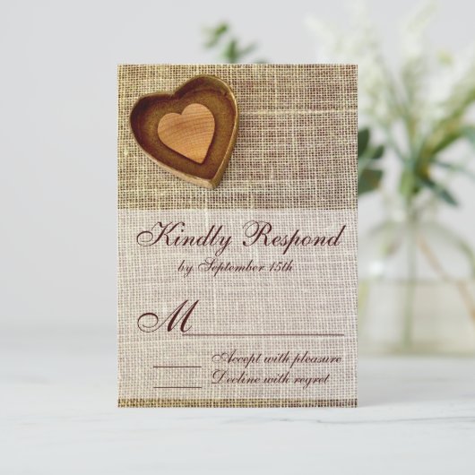 Rustisch land Wooden Heart Burlap Wedding RSVP (Staand voorkant)