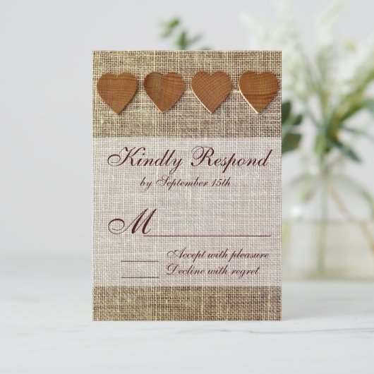 Rustisch land Wooden Hearts Burlap Wedding RSVP (Staand voorkant)