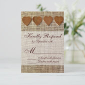 Rustisch land Wooden Hearts Burlap Wedding RSVP Kaartje (Staand voorkant)
