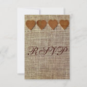 Rustisch land Wooden Hearts Burlap Wedding RSVP Kaartje (Achterkant)