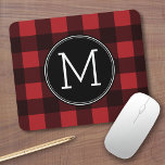Rustisch monogram rood en zwart buffel patroonmono muismat<br><div class="desc">Een robuust en mannelijk ontwerp met een ruimte voor monogrammen. Een klassiek,  traditioneel patroon dat al jaren bestaat. Als u het kunstwerk moet aanpassen of de doopvont veranderen,  kunt u op het aanpassingsgebied klikken. Dit zal u aan het ontwerphulpmiddel nemen waar u vele veranderingen kunt aanbrengen.</div>