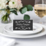 Rustisch script Chalkboard Wedding Black Plaatskaartje<br><div class="desc">Bruiloft escort / plaats kaart ontwerp beschikt over een zachte blackboard stijl achtergrond met een rustieke textuur look en witte krijt stijl rollen. Schrijf met de hand namen en tabelnummers met een witte ondoorzichtige pen.</div>