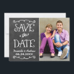 Rustisch script Chalkboard Wedding Black Save The Date<br><div class="desc">De witte en unieke tweezijdige fotoaankondigingskaart sparen de data kenmerkt een rustige textureerde achtergrond van het blik zwarte bord met handgeschreven stijldoopvonten die een witte krijkverschijning hebben. Personaliseer met de trouwdetails en een favoriete foto van het portretformaat verloving.</div>