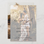 Rustisch Script Moderne Photo Rehearsal Dinner Kaart<br><div class="desc">Moderne uitnodiging voor een fotorepetitief diner met een eenvoudig ontwerp met een "repetitief diner" in een ritueel stijlscript,  samen met uw gebeurtenisdetails over uw favoriete afbeelding met een ondoorzichtige bedekking. Deze elegante uitnodiging met een minimalistische lay-out is geweldig voor elke trouwstijl.</div>