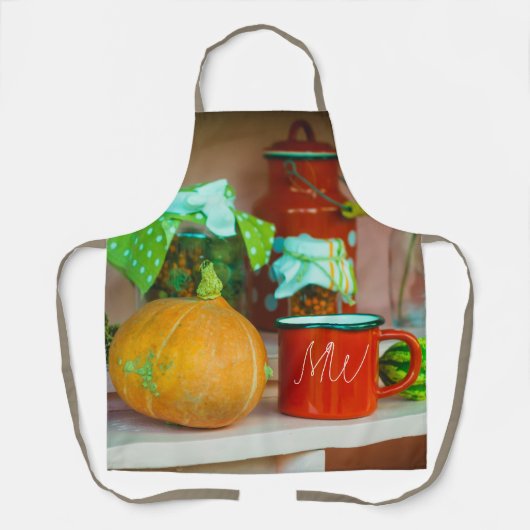 Rustisch stilleven met pompoen en een rode Mok Schort (Voorkant)