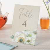 Rustisch White Ranunculus Wedding Table Number Reclamebord Met Voetstuk (Insitu)