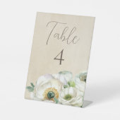 Rustisch White Ranunculus Wedding Table Number Reclamebord Met Voetstuk (Voorkant)