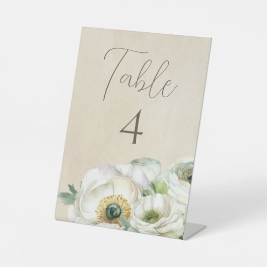 Rustisch White Ranunculus Wedding Table Number Reclamebord Met Voetstuk (Voorkant)