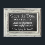 Rustisch wit Lijst en Chalkboard Wedding Collectie Aankondigingskaart<br><div class="desc">Het rustieke witte lijst & krijtbord bruiloft collectie is eenvoudig maar toch elegant en een prachtig ontwerp met een prachtig wit rustiek foto lijst op een krijtbord effect achtergrond, wat perfect is voor elke rustieke bruiloft. Deze slaan de datum briefkaarten kunnen worden gepersonaliseerd voor uw speciale gelegenheid en zou de...</div>