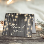 Rustisch zwart hout met lampjes bedankkaart<br><div class="desc">Rustic wood bedankt je kaarten met een string lichtdesign. Er zijn geëtiketteerde tekstvakjes om u te helpen het voor uw ontvangers aanpassen. Als u het verder moet aanpassen kunt u op de knop "Aanpassen" klikken om grootte, lettertype of tekstkleur te wijzigen. U kunt het bericht schrappen als u verkiest een...</div>