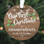 Rustische grootouders eerste kerstfoto ornament<br><div class="desc">Verras je ouders met dit sentimentele gevoel onze eerste kerstdagen als ornament van de grootouders met een rustige houten achtergrond,  heilig,  sneeuwvlokken,  snaarlampen,  hun namen,  en het jaar. Aan de achterkant is een waardevolle foto van je kleinkind.</div>