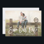 Rustische kalligrafie | Onze aankondiging van datu<br><div class="desc">Met de hand geschreven bewaar de datumaankondiging met rustieke penseelkalligrafie en gouden stippen. Soortgelijke items en andere kleuren zijn beschikbaar. Personaliseer deze moderne bewaar de datum door uw gegevens toe te voegen. Andere kleuren zijn beschikbaar.</div>