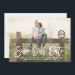 Rustische kalligrafie | Onze aankondiging van datu<br><div class="desc">Met de hand geschreven bewaar de datumaankondiging met rustieke penseelkalligrafie en gouden stippen. Soortgelijke items en andere kleuren zijn beschikbaar. Personaliseer deze moderne bewaar de datum door uw gegevens toe te voegen. Andere kleuren zijn beschikbaar.</div>