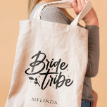 Rustische minimalistische persoonlijke bride Tribe Tote Bag<br><div class="desc">Deze moderne,  minimalistische Bride Tribe-naam canvas tas met gedurfde kalligrafische vormelementen en bachelorette naam zal geweldig zijn voor het weekend van bachelorette of voor huwelijkscadeaus of gunsten.</div>