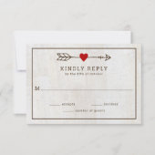 Rustische pijlen Rood Heart Wedding RSVP Kaartje (Voorkant)