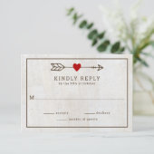 Rustische pijlen Rood Heart Wedding RSVP Kaartje (Staand voorkant)