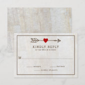 Rustische pijlen Rood Heart Wedding RSVP Kaartje (Voorkant / Achterkant)