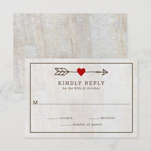 Rustische pijlen Rood Heart Wedding RSVP Kaartje (Voorkant / Achterkant)