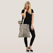 Rustische Vintage Krantenpatchworkcollage Tote Bag (Op model)