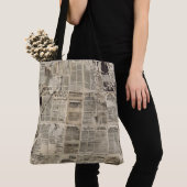 Rustische Vintage Krantenpatchworkcollage Tote Bag (Dichtbij)