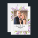 Rustische Waterverf Lilacs & Photo Simple Wedding Save The Date<br><div class="desc">Deze bruiloft, behalve de datumkaart, is eenvoudig, betrouwbaar, elegant en mooi. Het is voorzien van je foto in een wit lijst omgeven door een vleugje handbeschilderde lila bloemen op een witte achtergrond. De titel leest: Sparen de Datum in het manuscriptkalligrafie van de erfenis met ruimte voor de namen van het...</div>