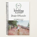 Rustische waterverf verlaat monogrammen foto Weddi Planner<br><div class="desc">Creëer uw eigen monogram foto Wedding Planner. Rustieke waterverf verlaat design. Voeg je eigen foto's toe, één aan de voorkant en één aan de achterkant, tekst en namen aan creëer, een zeer unieke en persoonlijke weddingplanner.</div>