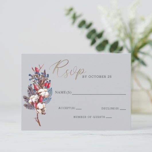 Rustische winterkatoenblauwe rode bessen bruiloft RSVP kaartje (Staand voorkant)
