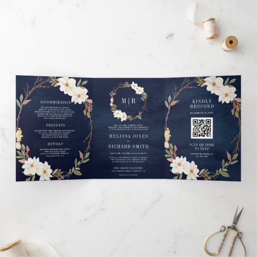 Rustische witte Magnolia Floral QR Code Navy Weddi Drieluik Uitnodiging (Binnen)