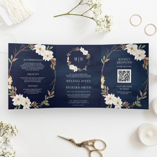 Rustische witte Magnolia Floral QR Code Navy Weddi Drieluik Uitnodiging