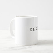 Rustmok – Minimalistisch typografieontwerp Koffiemok (Voorkant links)