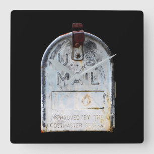 Rustoer brievenbus portret vierkante klok