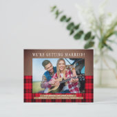 Rustoise Buffalo Plaid Huwelijksdata Foto Aankondigingskaart (Staand voorkant)