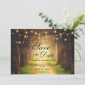 Rustoord bospad slingerlicht foto bruiloft save the date (Staand voorkant)