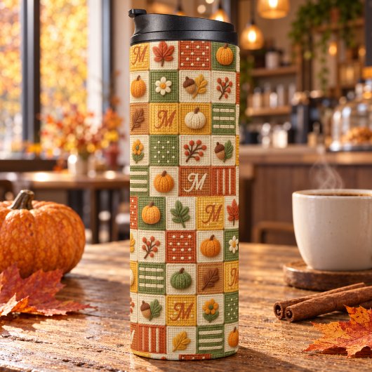 Rustoordige herfstpatchworkpompoenmonogram thermosbeker