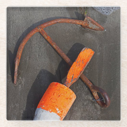 Rusty Anchor en Buoy op een strand Glazen Onderzetter (Voorkant)