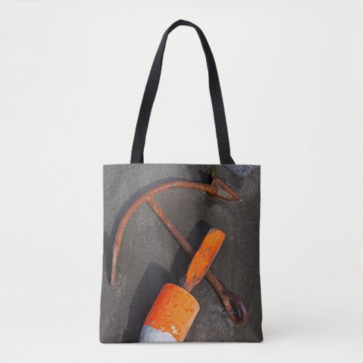Rusty Anchor en Buoy op een strand Tote Bag (Voorkant)