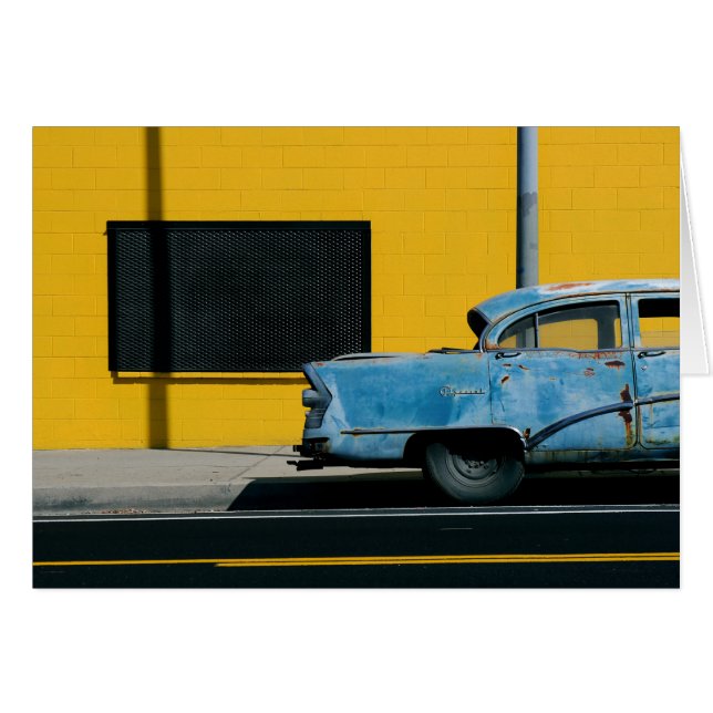 Rusty Blue Car en Yellow Wall (Voorkant Horizontaal)