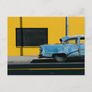 Rusty Blue Car en Yellow Wall Briefkaart