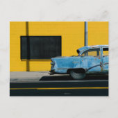 Rusty Blue Car en Yellow Wall Briefkaart (Voorkant)
