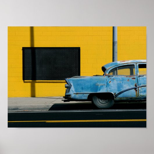 Rusty Blue Car en Yellow Wall Poster (Voorkant)